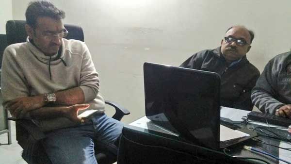 ధాబాలో పెళ్లిరోజు విందు: మేయర్ పై దుండగుల కాల్పులు: తృటిలో..!