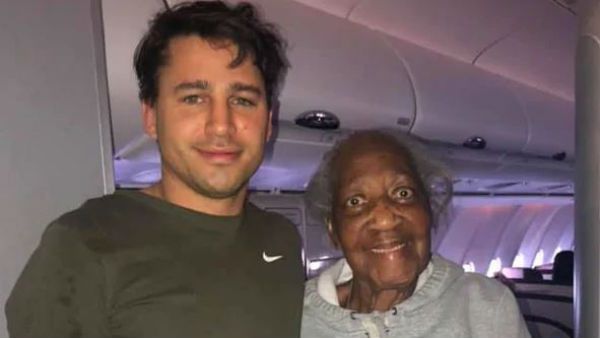 ఇంటర్నెట్‌ను గెలిచిన యువకుడి దయ: ఫస్ట్ క్లాస్ సీటు వృద్ధురాలికి, ఎకానమీ క్లాస్‌లో 7 గంటల జర్నీ