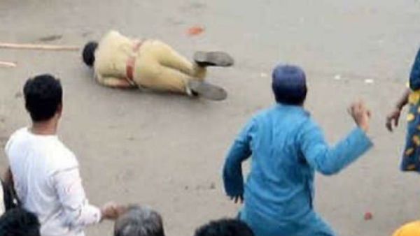 పౌరసత్వ సవరణ చట్టంపై నిరసనలు: పోలీసులను కుమ్మేయండన్న కార్పొరేటర్ అరెస్టు, వీడియో వైరల్