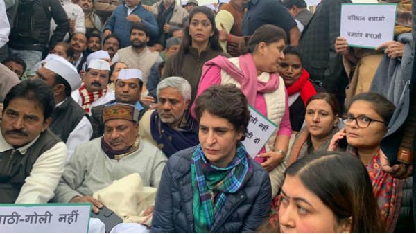 బరిలో దిగిన కాంగ్రెస్: ప్రియాంకా గాంధీ మౌనపోరాటం: ఇండియా గేట్ వద్ద.. !