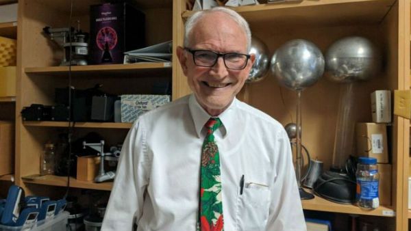 సెన్సేషనల్ ఫిజిక్స్ ప్రొఫెసర్: మాష్టారూ..మాష్టారూ..మాంచి లెక్చర్ ఇచ్చారూ..!