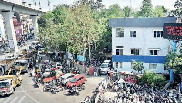 పంజాగుట్ట సెంటర్ లో దారుణం.. పోలీస్ స్టేషన్ ముందే మహిళ..