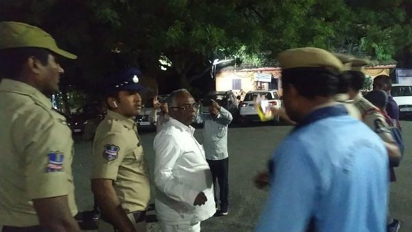 రవీంద్రభారతిపై వివాదం.. తెలంగాణవారికి కేటాయించడం లేదంటూ.. నిరసన