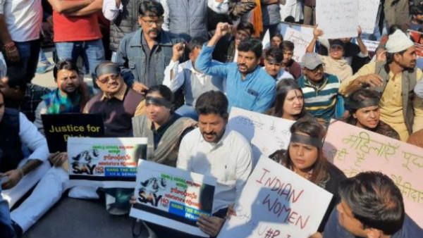 ఉవ్వెత్తున ‘దిశ’ నిరసన: జంతర్ మంతర్ వద్ద రేవంత్ రెడ్డి ధర్నా.. చేతకాకపోతే ప్రజలే శిక్ష...