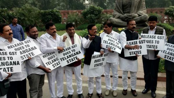 TRS: కేంద్రంతోో ఘర్షణ వైఖరి: జీఎస్టీ వాటా కోసం: టీఆర్ఎస్ ఎంపీల నిరసన: పార్లమెంట్ ఆవరణలో..!