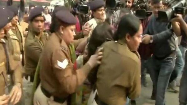 ఉన్నావ్ అత్యాచార ఘటన: నిరసనల సందర్భంగా ఆరేళ్ల కూతురుపై పెట్రోల్ పోసిన తల్లి