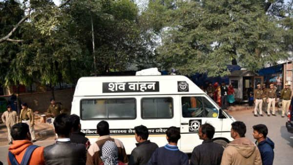 ఉన్నావో బాధితురాలి కుటుంబానికి రూ. 25 లక్షల ఎక్స్‌గ్రేషియా... మంత్రులను గో బ్యాక్ అంటూ నినాదాలు