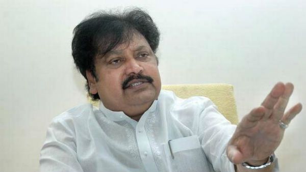 కొడాలి నానీ మాట్లాడితే బూతుల కంపే ..వారికి చట్టం వర్తించదా ? వర్ల ఫైర్