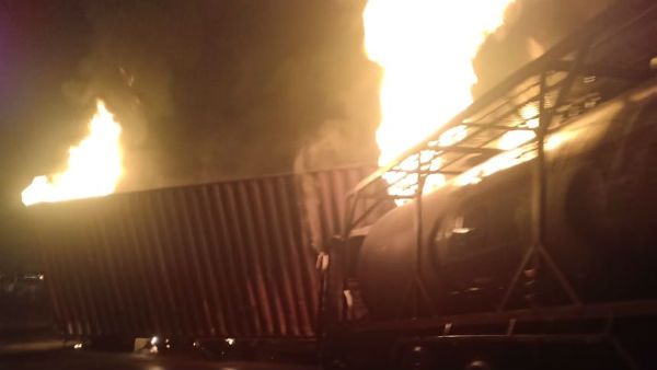 గ్యాస్ ట్యాంకర్, కంటేనర్ ఢీ, నలుగురి సజీవదహనం, గ్యాస్ ట్యాంకర్ పేలిపోతుందని, హైవేలో టెన్షన్ !