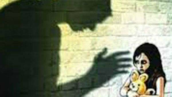 పదో తరగతి విద్యార్థినిపై గ్యాంగ్ రేప్: పోలీసు స్టిక్కర్ అతికించిన వాహనంలో: సీఆర్పీఎఫ్ జవాన్ తో పాటు!