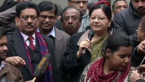 జామియా వర్సిటీ వీసీ ఆఫీస్ ముట్టడి: విద్యార్థులకు వీసీ నజ్మా హామీ, పోలీసులపై ఎఫ్ఐఆర్...