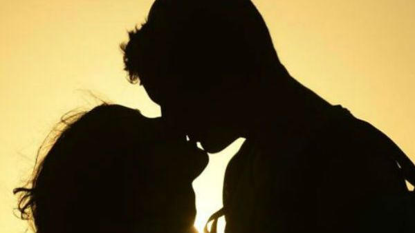 జ్యోతిష్కుడి అక్రమ సంబంధం, పెళ్లి పేరుతో నగలు, నగదు స్వాహా, రేప్ కేసు పెడుతా, యువతిని చంపేసి !