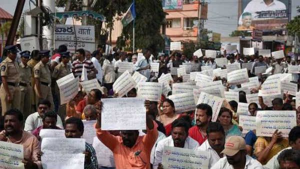 రాజధాని రైతులకు,విపక్ష నేతలకు పోలీసుల నోటీసులు ... 20న క్యాబినెట్ భేటీ .. చలో అసెంబ్లీ నేపధ్యం..