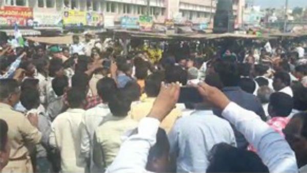 39వ రోజు కొనసాగుతున్న అమరావతి పోరు ... తెనాలిలో దీక్షా శిబిరంపై వైసీపీ దాడి..ఉద్రిక్తత