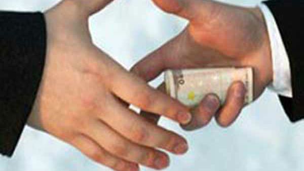 లంచం అడిగారని బాధితుడి ఆరోపణ .. చెప్పుతో కొట్టిన ప్రభుత్వాధికారిణి