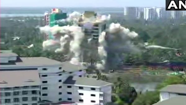 వీడియో వైరల్: క్షణాల్లో పేకమేడలా కూలిన మరదు అపార్ట్‌మెంట్స్, నిబంధనలకు విరుద్ధంగా