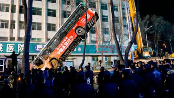 వీడియో వైరల్: చైనాలో వింత ఘటన... చూస్తుండగానే భూమిలోకి కూరుకుపోయిన బస్సు