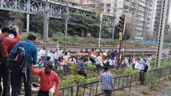 రైలు పట్టాలపై కూర్చున్న సీఏఏ నిరసనకారులతో గొడవకు దిగిన ముంబై ఉద్యోగస్తులు