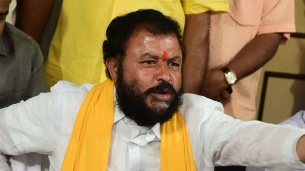 ర్యాలీలకు పోలీసుల ఆంక్షలు .. కొనసాగుతున్న అరెస్ట్ ల పర్వం .. ఇంటి ముందే చింతమనేని నిరసన