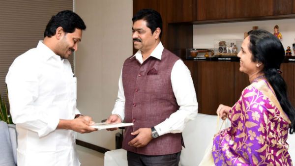 సీఎం రమేష్ రాజకీయం .. కుమారుడి పెళ్ళికి సీఎం జగన్ కు ఇన్విటేషన్.. షాక్ ఇచ్చిన జగన్ ?