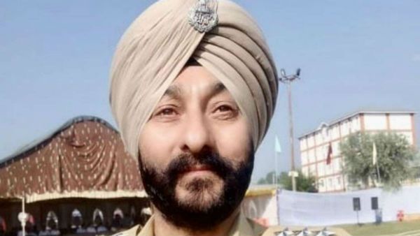 ఉగ్రవాదులకు పోలీసు అధికారి అండ: శ్రీనగర్‌లో కారులో కలిసి ప్రయాణిస్తుండగా అరెస్టు