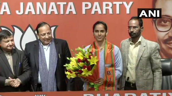 బ్రేకింగ్: బీజేపీలోకి బ్యాడ్మింటన్ స్టార్ సైనా నెహ్వాల్.. ఢిల్లీ ఎన్నికల్లో ప్రచారం..