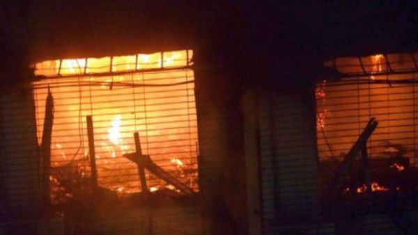 మహిళ ఇంటికి నిప్పుపెట్టిన స్థానికులు, కుటుంబానికి తప్పిన ప్రమాదం.. ఎందుకో తెలుసా..?