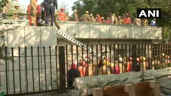 ఢిల్లీలోని ఫ్యాక్టరీలో భారీ అగ్ని ప్రమాదం..పేలుడు: శిథిలాల కింద చిక్కుకున్న పలువురు