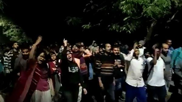 HCU: క్యాంపస్.. హార్రర్: జెఎన్యూ విద్యార్థులపై దాడి: భగ్గుమన్న సెంట్రల్ వర్శిటీ: అర్ధరాత్రి ర్యాలీ..