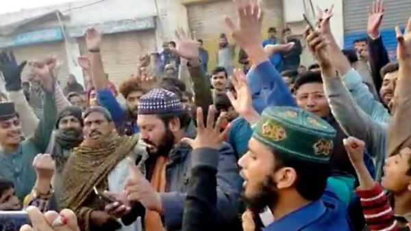 గురుద్వారాలో సిక్కుల ప్రార్థనలు, రాళ్లతో దాడి చేస్తోన్న ముస్లింలు, నంకానా సాహిబ్ వద్ద హై టెన్షన్..