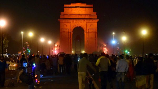 ఇండియా గేట్‌కు పోటెత్తిన జనం.. ఐదు మెట్రో స్టేషన్లు మూసివేత..