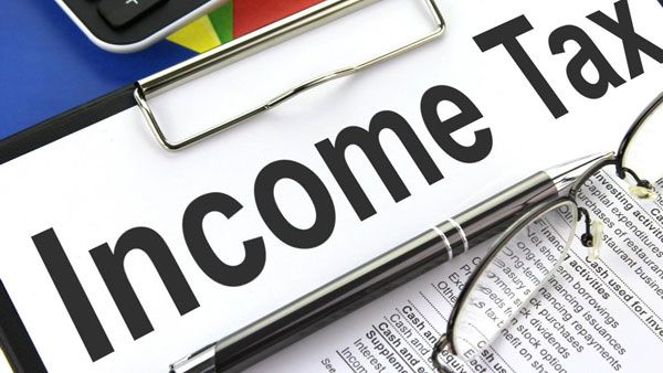 రూ.కోటి కట్టాలట, రోజుకు రూ.300 సంపాదించే కూలికి ఐటీ నోటీసు, పోలీసులకు ఫిర్యాదు