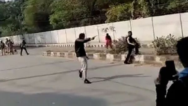 నిప్పులాంటి దేశభక్తుడు..ఆయనలో గాడ్సే కనిపిస్తున్నాడు: జామియా షూటర్‌ను కీర్తించిన హిందూ మహాసభ