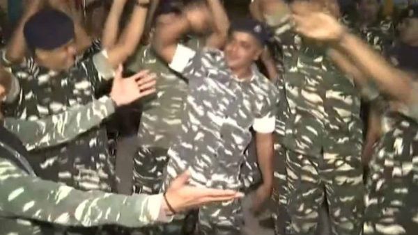 వీడియో వైరల్: బాలీవుడ్ పాటలకు స్టెప్పులేసిన జవాన్లు..గ్రాండ్‌గా న్యూఇయర్ వేడుకలు