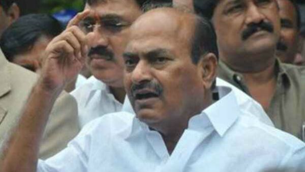 మూడు రాజధానులు చేసేయ్ అని కేసీఆర్ జగన్ కు చెప్పారు .. అందుకే ఇదంతా : జేసీ దివాకర్ రెడ్డి