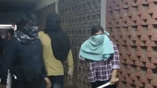 క్యాంపస్ పై రాజకీయ ఆధిపత్యం వల్లేనా?: ఏబీవీపీ వర్సెస్ ఎస్ఎఫ్ఐ: మా పని కాదంటోన్న.. !