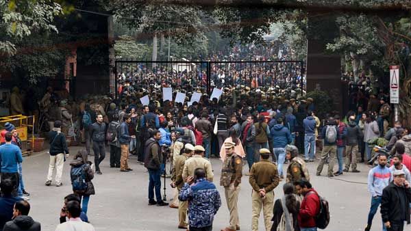 జేఎన్‌యూ హింసపై హెచ్‌ఆర్‌డీ శాఖ సమావేశం: మీటింగ్‌కు గైర్హాజరైన వీసీ