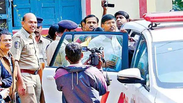 హైకోర్టు సీజే ఎదుట ఓయూ అసిస్టెంట్ ప్రొఫెసర్ కాశీం, విద్యార్థి నేతల ఆందోళన, విడుదలకు డిమాండ్