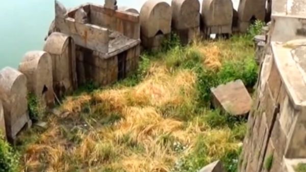 కోట పక్కన పబ్లిక్ పార్క్ లో లవర్స్, ప్రియుడిని చితకబాది, ప్రియురాలి మెడపై కత్తి, గ్యాంగ్ రేప్