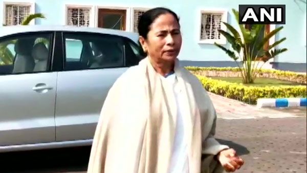 యూనివర్శిటీలపై మోడీ-షా మార్క్ సర్జికల్ స్ట్రైక్: గూండాలతో దాడి: మమతా బెనర్జీ ఫైర్..!