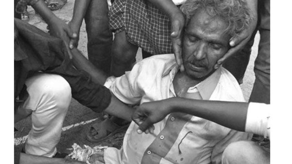 కోడి పందాల్లో దారుణం: కోడికత్తితో గాయం.. ఒకరి మృతితో తీవ్ర విషాదం