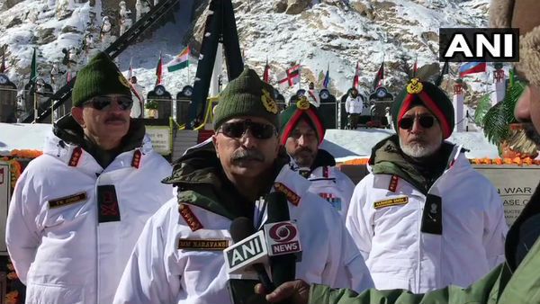 సియాచిన్‌లో ఆర్మీ చీఫ్: మైనస్ 20 డిగ్రీల ఉష్ణోగ్రతలో.. జవాన్లకు ఆత్మీయ పలకరింపు..!