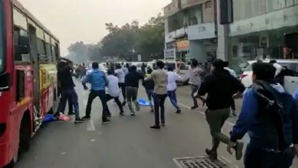 నడిరోడ్డు మీద కొట్టుకున్న ఏబీవీపీ, ఎన్ఎస్‌యుఐ విద్యార్థులు: విరిగిన లాఠీ..తీవ్ర గాయాలు..!