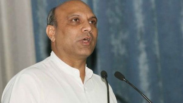 మూడు రాజధానులపై త్వరలో కాంగ్రెస్ కీలక నిర్ణయం: విశాఖకే నా ఓటు: కేంద్ర మాజీమంత్రి..!