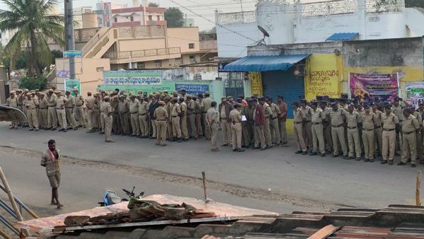 అర్ద్రరాత్రి నుండి అరెస్ట్ లు: పోలీసు వలయంలో అమరావతి: టెన్షన్..టెన్షన్..!