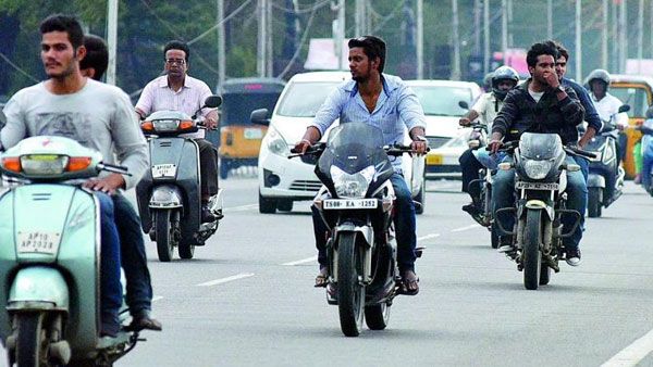 హెల్మెట్ లేకుండా బైకు నడిపితే... కొత్త పనిష్మెంట్ ఇస్తున్న ట్రాఫిక్ పోలీసులు
