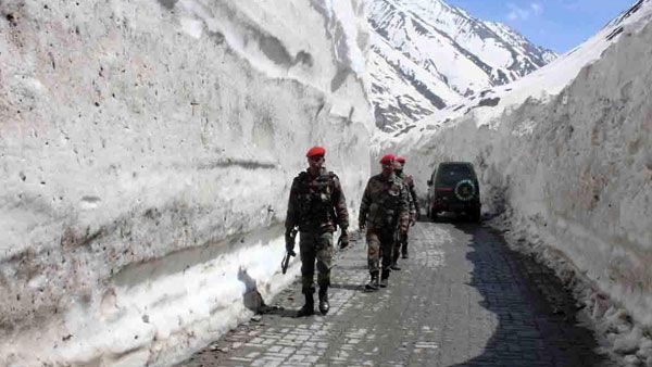 సరిహద్దు విషాదం: తీవ్ర హిమపాతంతో నలుగురు సైనికులు, ఐదుగురు పౌరులు మృతి