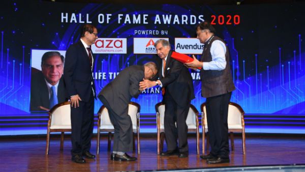 రతన్ టాటాకు నారాయణమూర్తి పాదాభివందనం: గ్రేట్ లెజెండ్స్ అంటూ నెటిజన్ల ప్రశంసలు