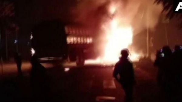 డబుల్ డెక్కర్ బస్సు-ట్రక్కు ఢీ, 20 మృతి, 21 మందికి గాయాలు