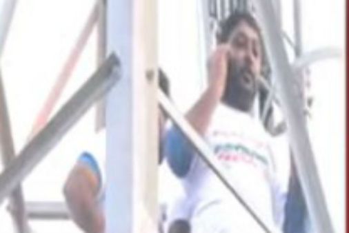 రాజధానిగా అమరావతినే .. లేదంటే దూకేస్తాం ..తుళ్ళూరులో సెల్ టవర్ ఎక్కిన నలుగురు యువకులు